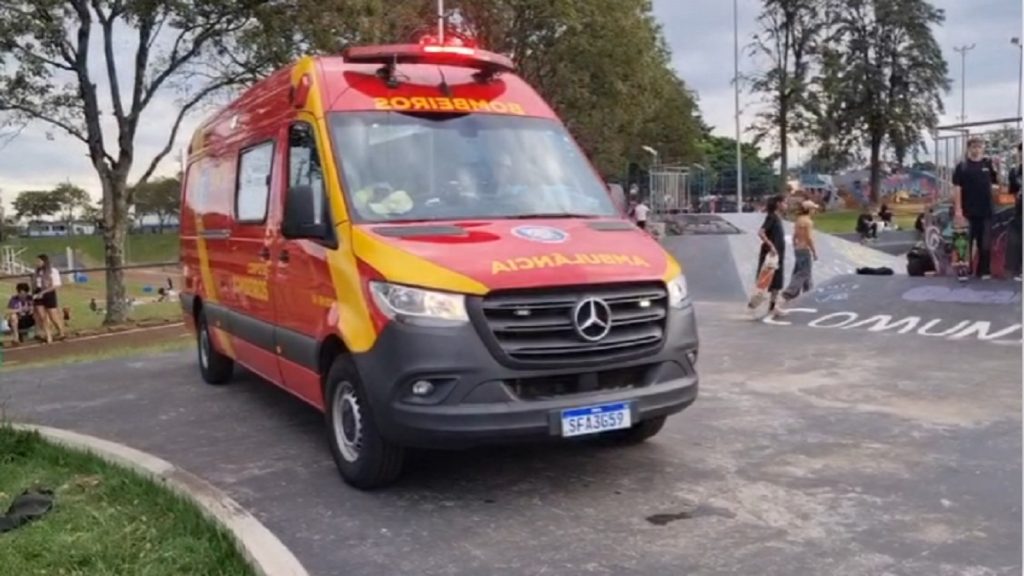 Homem de 36 anos tenta descer rampa de skate e tem suspeita de fratura na testa