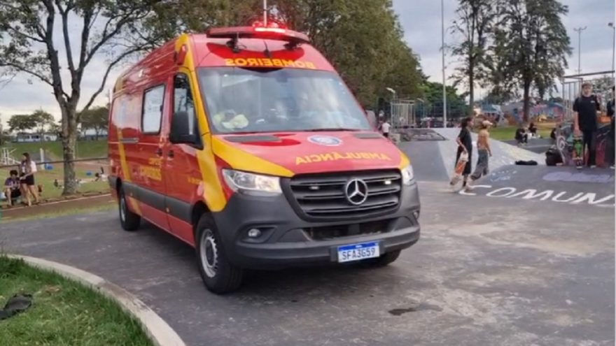Homem de 36 anos tenta descer rampa de skate e tem suspeita de fratura na testa