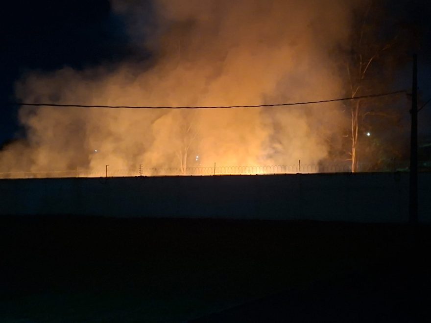Fogo em vegetação gera perigo e fumaça em vários pontos da cidade