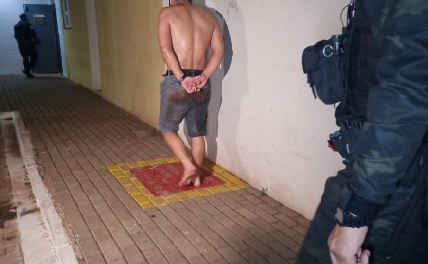 Motorista bêbado é preso após jogar carro contra viatura da GM durante fuga