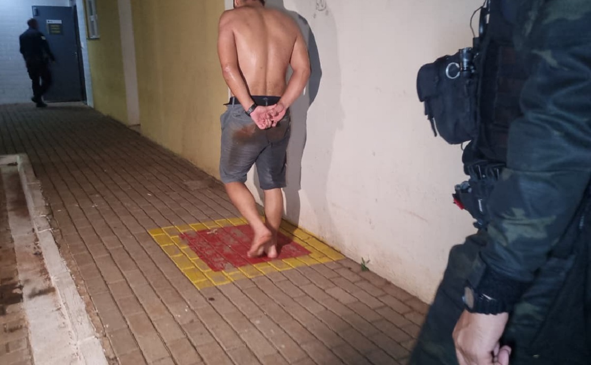 Imagem referente a Motorista bêbado é preso após jogar carro contra viatura da GM durante fuga