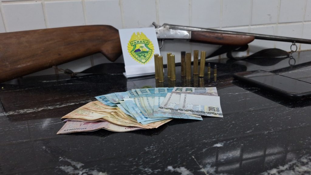 Suspeitos de receptação de gado são encaminhados à Delegacia juntamente de espingarda e munições, após diligências Suspeitos de receptação de gado são encaminhados à Delegacia juntamente de espingarda e munições, após diligências