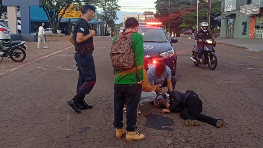 Colisão entre motocicletas deixa jovem ferida em frente ao Hospital de Retaguarda em Cascavel