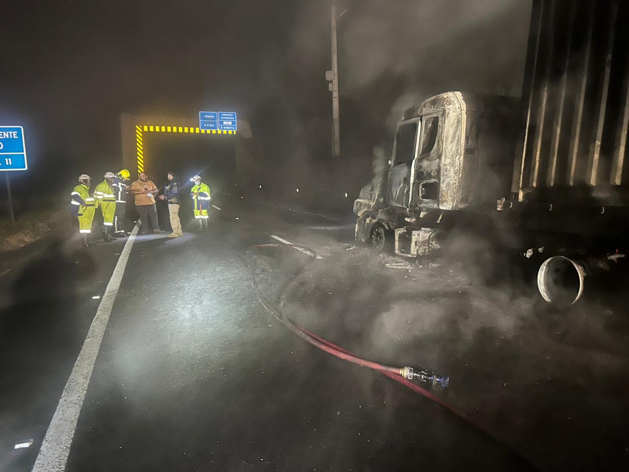 Incêndio em carro interdita BR-277 em Balsa Nova durante a madrugada Imagem referente a Incêndio em carro interdita BR-277 em Balsa Nova durante a madrugada