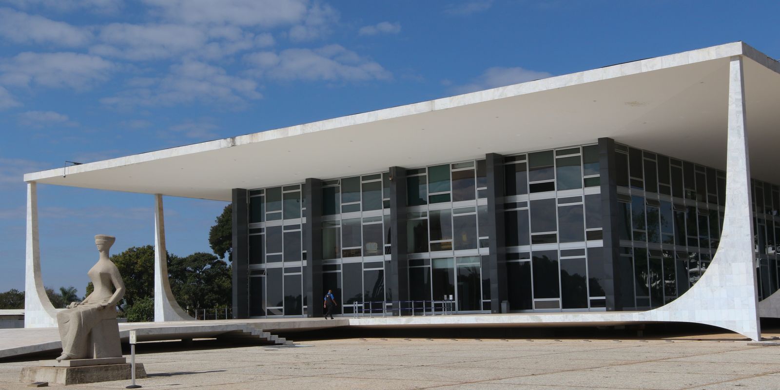 Defesa pede autorização do STF para que Bolsonaro possa operar ombro Defesa pede autorização do STF para que Bolsonaro possa operar ombro