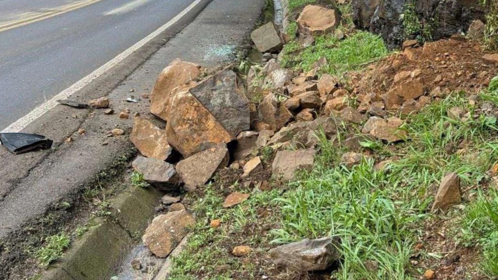 Pedras na pista e carro danificado: o pesadelo de quem dirige pela BR-277
