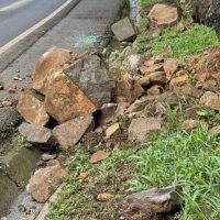 Imagem referente a Pedras na pista e carro danificado: o pesadelo de quem dirige pela BR-277