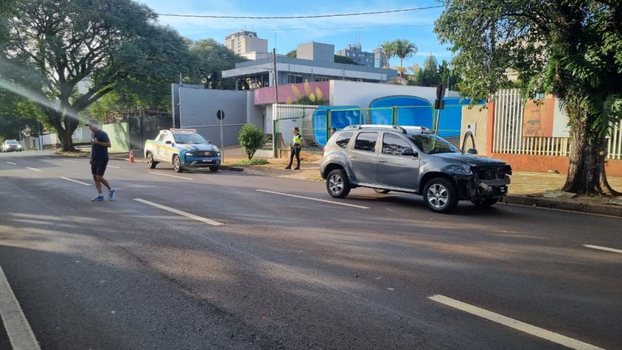 Duster e viatura da Transitar se envolvem em acidente no Centro