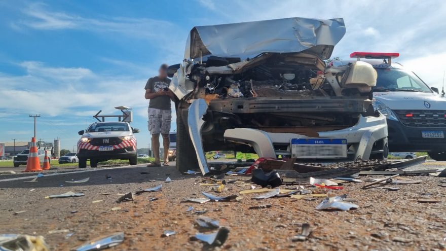 Montana fica com a frente destruída após acidente na BR-369, em Cascavel