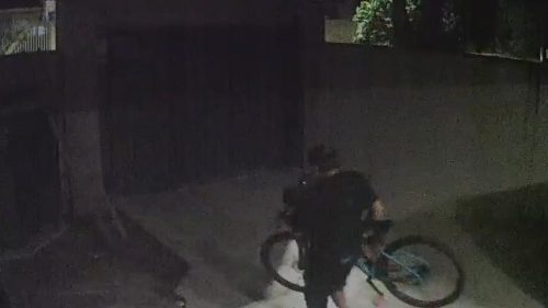 Câmeras flagram furto de bicicleta em residência no Maria Luiza Câmeras flagram furto de bicicleta em residência no Maria Luiza