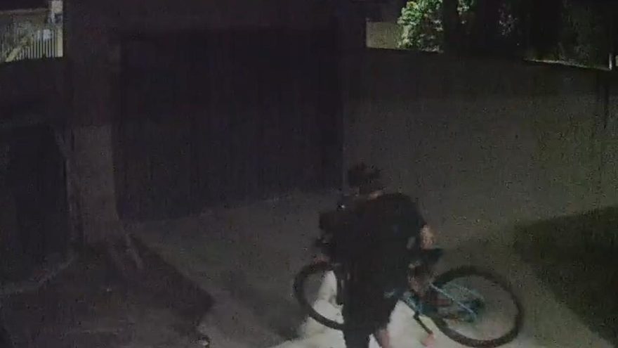 Câmeras flagram furto de bicicleta em residência no Maria Luiza