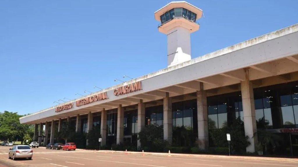 Avião com R$ 15 milhões em dinheiro cai e moradores saqueiam cédulas