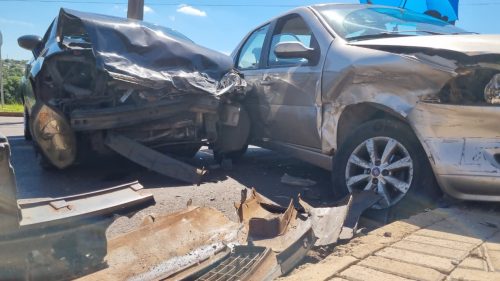 Mulher fica ferida em acidente ocorrido em cruzamento perigoso no Floresta Mulher fica ferida em acidente ocorrido em cruzamento perigoso no Floresta
