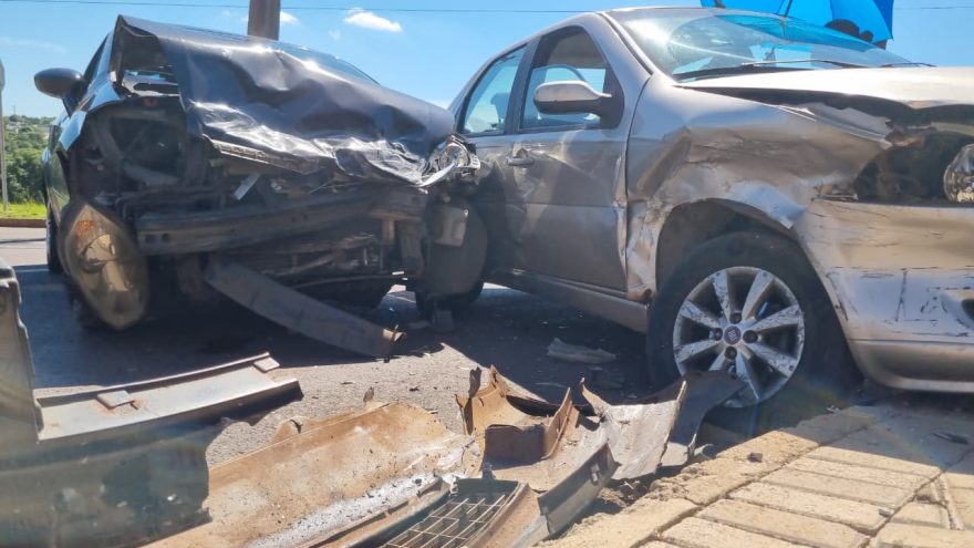 Mulher fica ferida em acidente ocorrido em cruzamento perigoso no Floresta