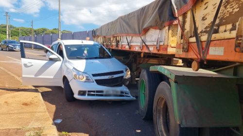 Acidente entre carro e caminhão deixa via parcialmente interditada na Rua Jacarezinho, em Cascavel Acidente entre carro e caminhão deixa via parcialmente interditada na Rua Jacarezinho, em Cascavel