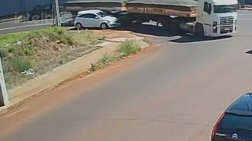 Veja como ocorreu acidente entre carro e caminhão na Rua Jacarezinho, em Cascavel Veja como ocorreu acidente entre carro e caminhão na Rua Jacarezinho, em Cascavel