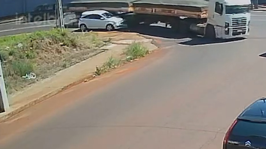 Veja como ocorreu acidente entre carro e caminhão na Rua Jacarezinho, em Cascavel