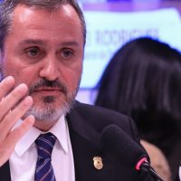 Imagem referente a Polícia Federal retira credenciais de agente de imigração dos EUA