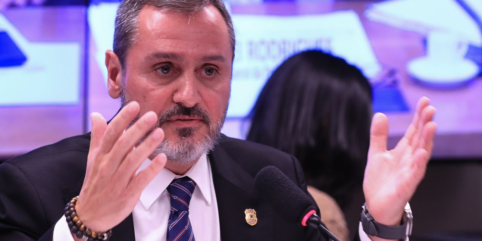Polícia Federal retira credenciais de agente de imigração dos EUA Polícia Federal retira credenciais de agente de imigração dos EUA