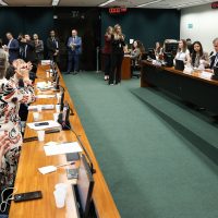 Imagem referente a CCJ aprova admissibilidade de propostas que acabam com escala 6x1