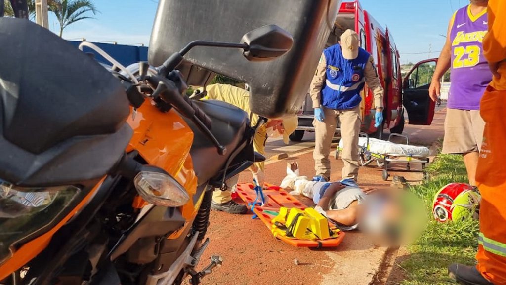 Motociclista sofre fratura exposta ao bater contra roçadeira de trator