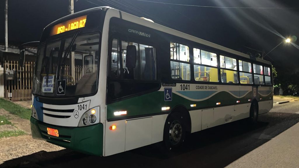 Batida entre ônibus e Fiat Uno é registrado no Bairro Periolo em Cascavel