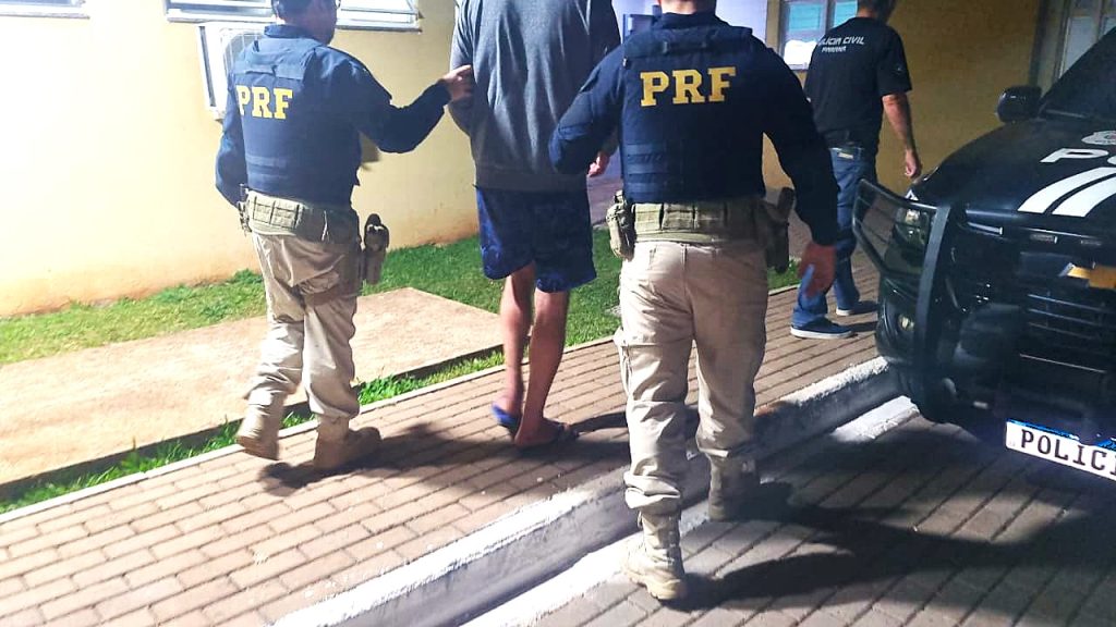 PRF aborda motorista após relato de direção em zigue-zague na BR-277 e o encaminha à delegacia PRF aborda motorista após relato de direção em zigue-zague na BR-277 e o encaminha à delegacia