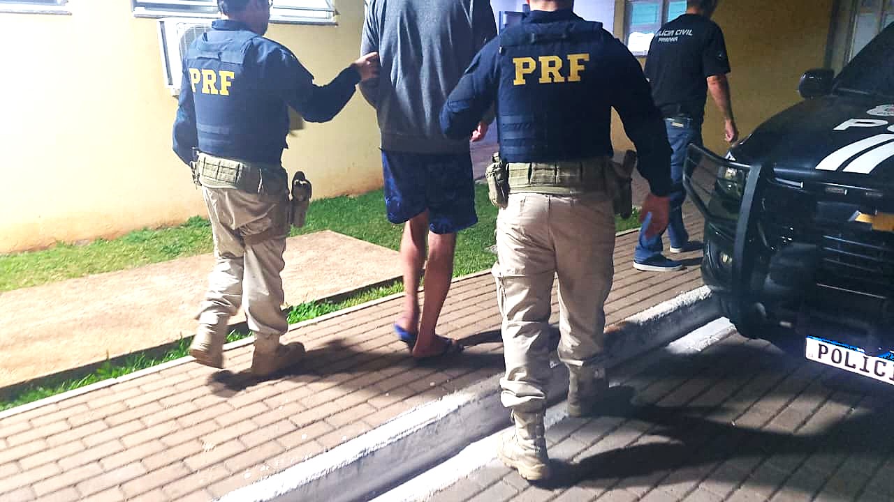 PRF aborda motorista após relato de direção em zigue-zague na BR-277 e o encaminha à delegacia PRF aborda motorista após relato de direção em zigue-zague na BR-277 e o encaminha à delegacia