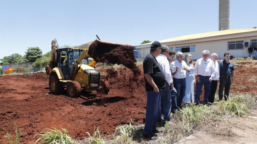 Mais de 43 mil m² de vias devem ser pavimentados em distrito de Cascavel Mais de 43 mil m² de vias devem ser pavimentados em distrito de Cascavel