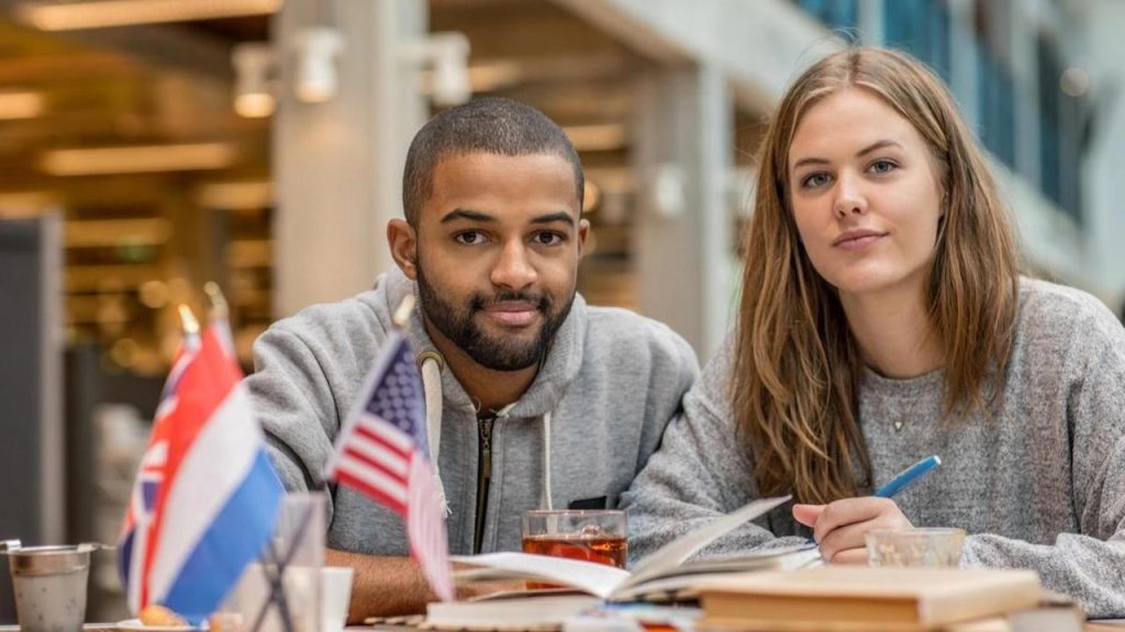 Data reforça papel do inglês no mercado de trabalho e na educação Data reforça papel do inglês no mercado de trabalho e na educação