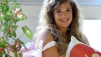 Cantora Alice Caymmi lança álbum em homenagem ao avô