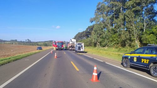 Acidente entre carreta e caminhão guincho deixa motorista ferido na BR-373