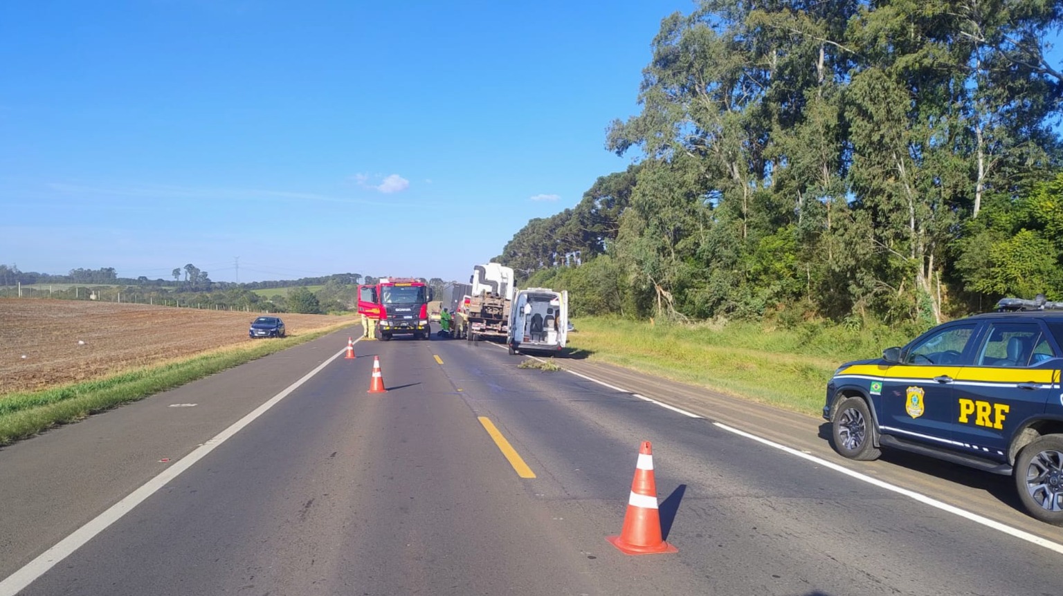 Acidente entre carreta e caminhão guincho deixa motorista ferido na BR-373 Imagem referente a Acidente entre carreta e caminhão guincho deixa motorista ferido na BR-373