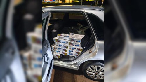 Motorista fura sinal vermelho na frente da PM, é abordado e detido com cigarros do Paraguai Motorista fura sinal vermelho na frente da PM, é abordado e detido com cigarros do Paraguai