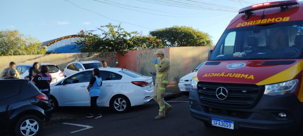 Aluno é atropelado pela própria professora em frente a colégio em Cascavel