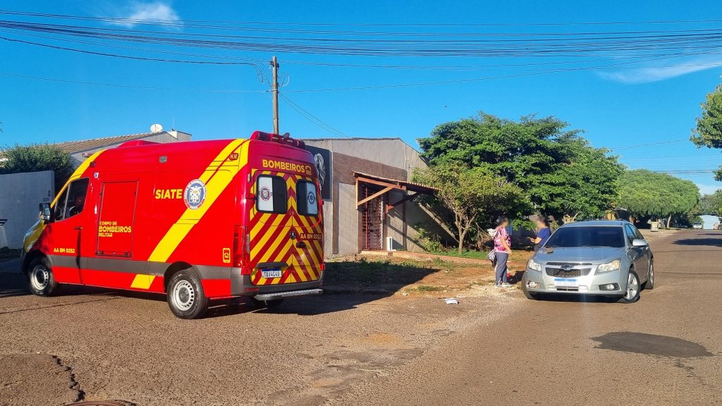 Ciclista sofre ferimentos na cabeça em acidente com carro no bairro Paulo Godoy, em Cascavel