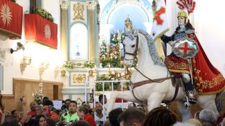 Fiéis se concentram no centro do Rio para celebrar dia de São Jorge