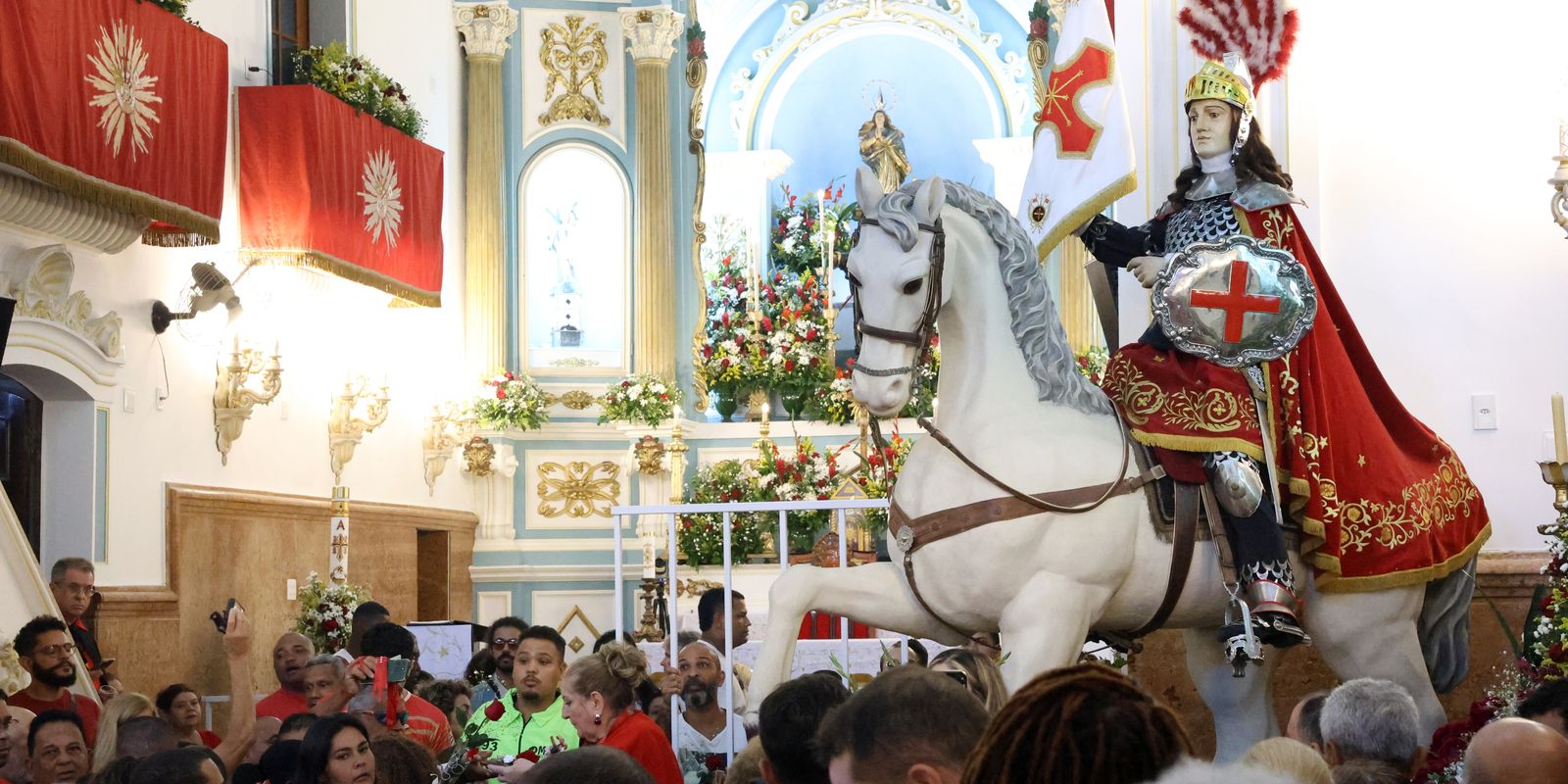 Fiéis se concentram no centro do Rio para celebrar dia de São Jorge Fiéis se concentram no centro do Rio para celebrar dia de São Jorge