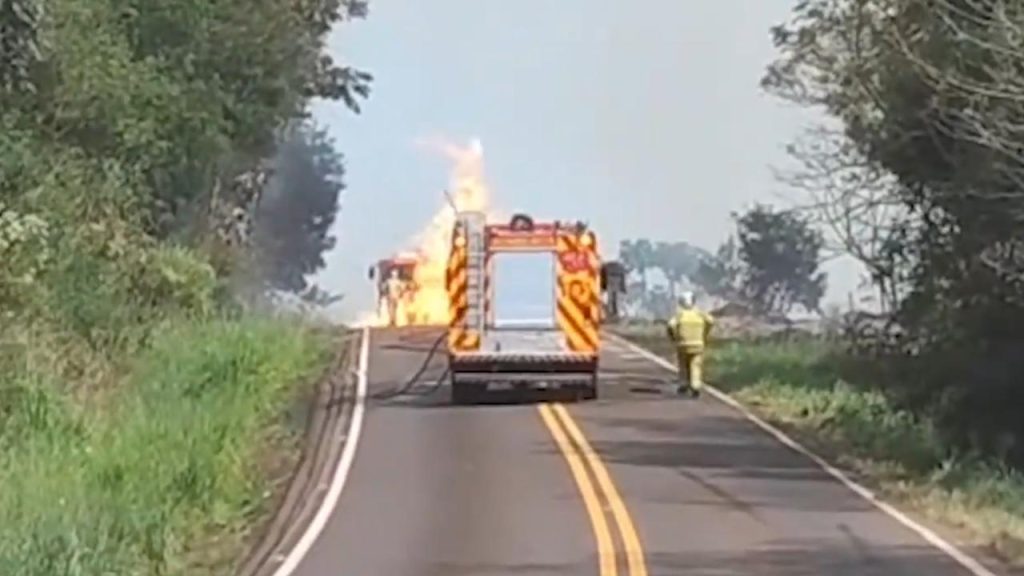 PR-180 fica interditada após caminhão com álcool tombar e pegar fogo