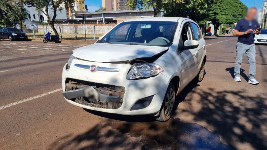 Palio e Clio se envolvem em colisão no cruzamento das Ruas Erechim e Voluntários da Pátria