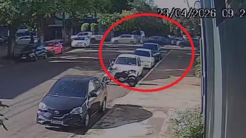 Câmera flagra colisão entre Palio e Clio Câmera flagra colisão entre Palio e Clio