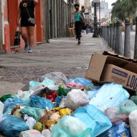 Imagem referente a Câmara aprova multa para quem descartar lixo em vias públicas