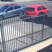 Câmera flagra forte acidente no Centro: Fox roda e invade residência após colisão com Jetta em Cascavel Imagem referente a Câmera flagra forte acidente no Centro: Fox roda e invade residência após colisão com Jetta em Cascavel