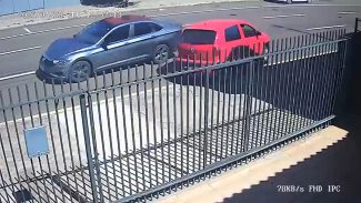 Câmera flagra forte acidente no Centro: Fox roda e invade residência após colisão com Jetta em Cascavel