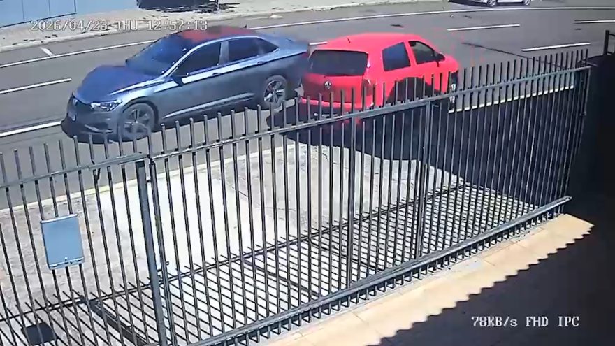Câmera flagra forte acidente no Centro: Fox roda e invade residência após colisão com Jetta em Cascavel