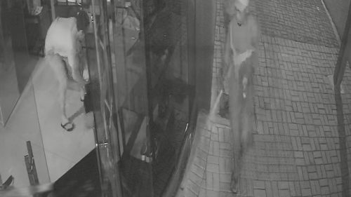 Dupla arromba e invade loja de bolsas e calçados femininos no Centro de Cascavel Dupla arromba e invade loja de bolsas e calçados femininos no Centro de Cascavel