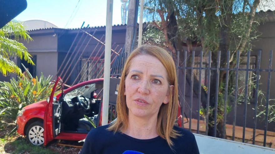 “A gente morre de medo dessa rua”, diz moradora que teve portão destruído em acidente