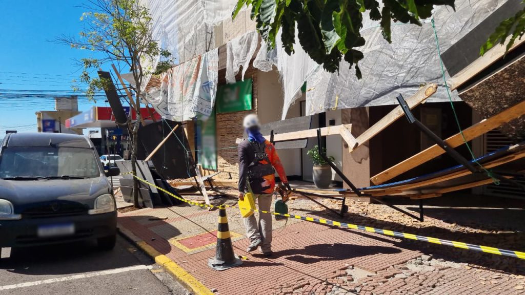 Queda de revestimento provoca desabamento de estrutura de proteção em edifício no Centro