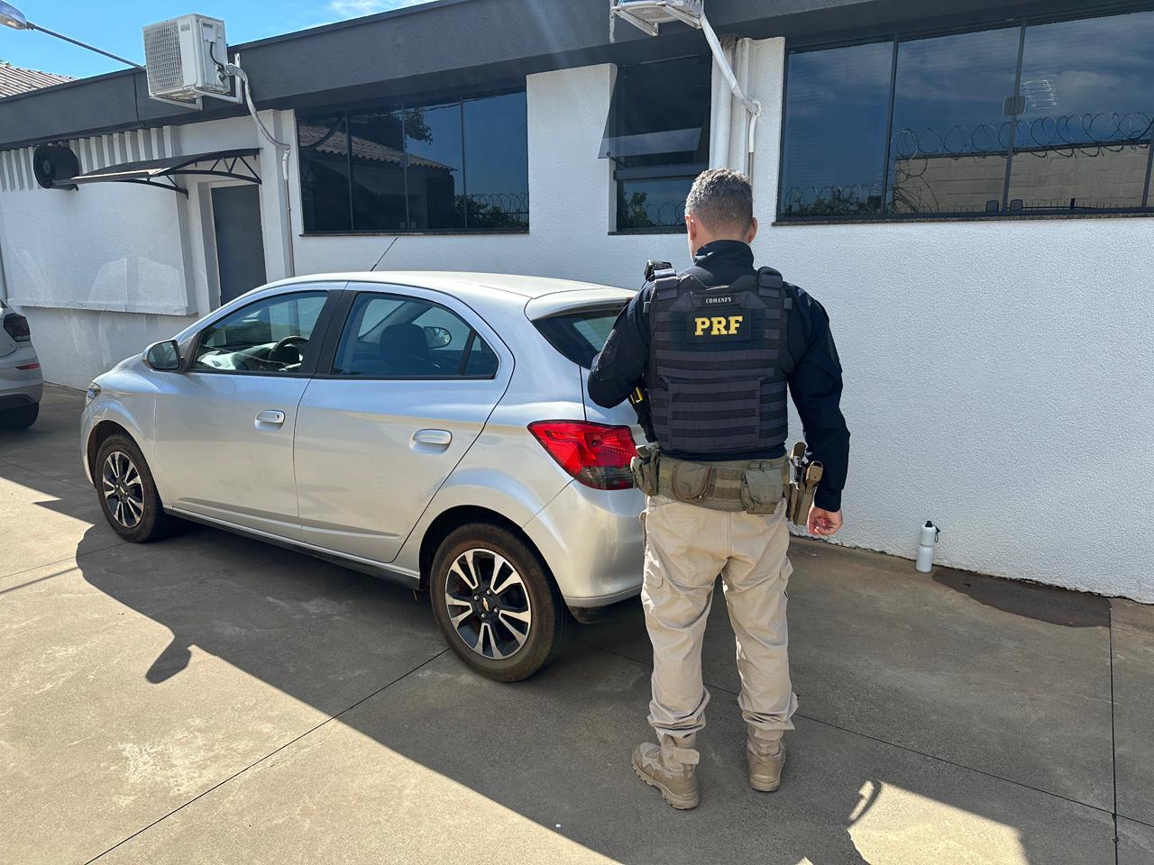 PRF recupera veículo com registro de roubo na BR-373 Imagem referente a PRF recupera veículo com registro de roubo na BR-373