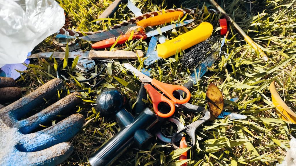 Facas, tesouras e estilete: Homem em surto é contido e detido pela GM